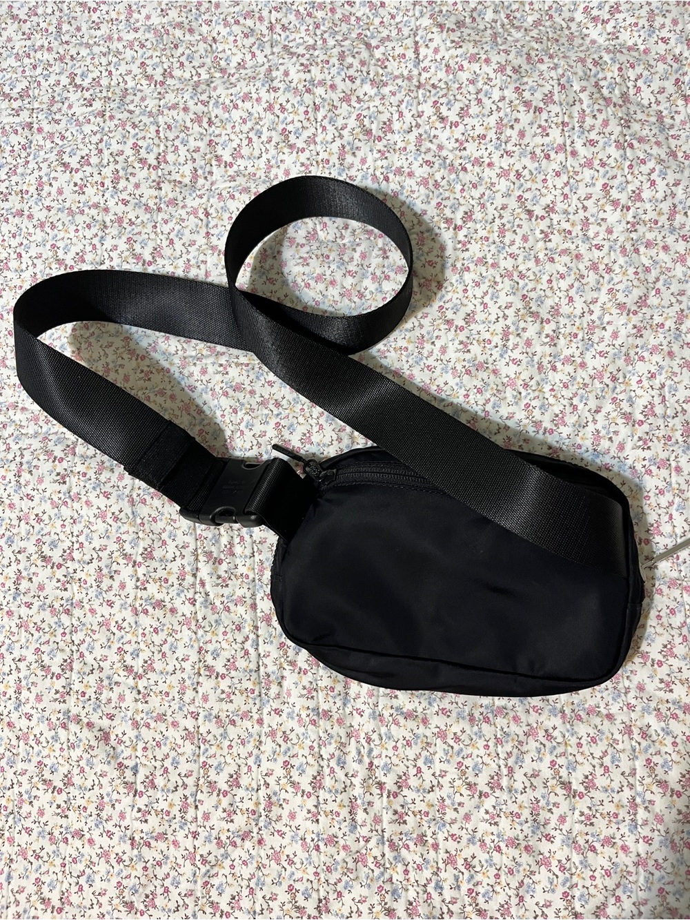 lululemon athletica Black Crossbody Belt Bag - Picture 3 of 5